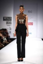 Model walks the ramp for Mynah_s Reynu Tandon at Wills Lifestyle India Fashion Week Autumn Winter 2012 Day 5 on 19th Feb 2012 (77).JPG